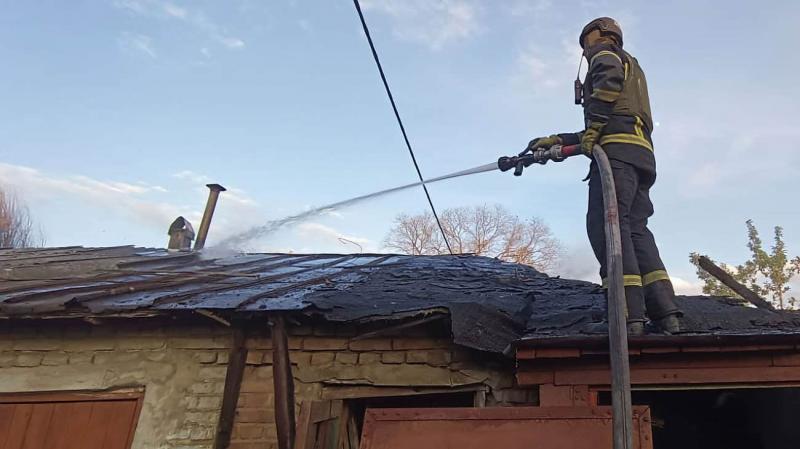 Російські війська завдали удару по Нікопольському району: один чоловік отримав травми, спалахнула пожежа.