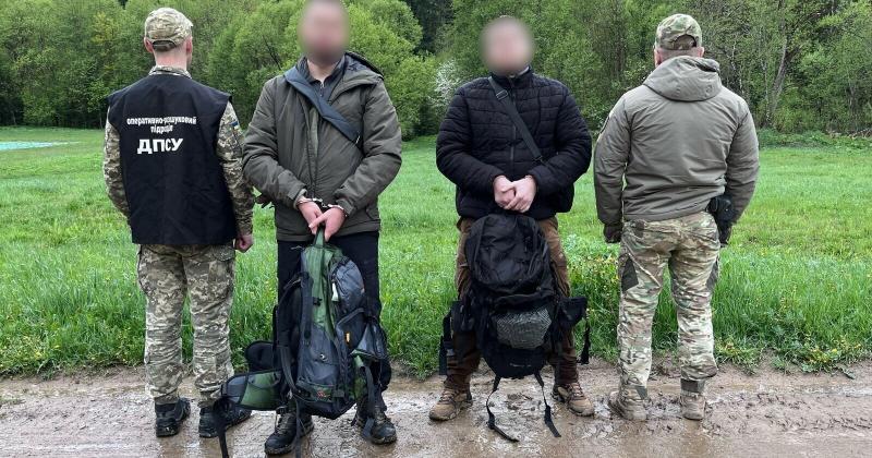 Фотопастка на румунському кордоні: у Карпатах затримано двох порушників, - повідомляє Державна прикордонна служба України. ФОТОзвіт.