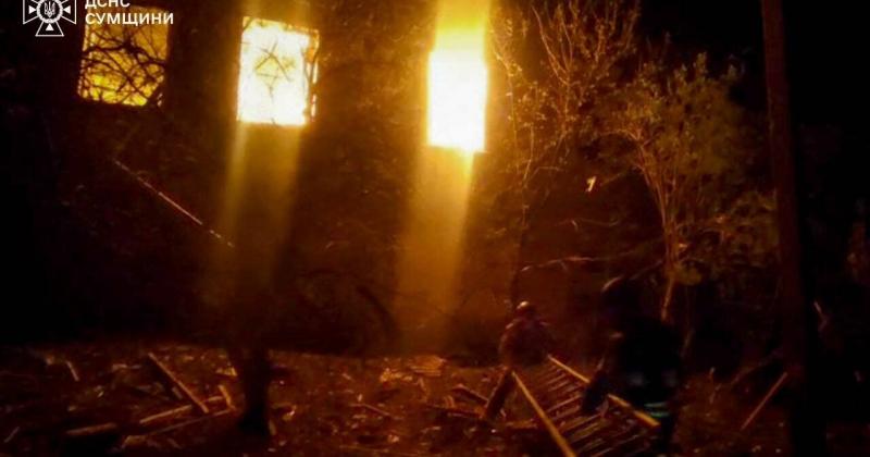 Рашисти здійснили напад на Сумщину, використовуючи дрони та КАБи: у Білопільській громаді спалахнув вогонь на цивільному об'єкті. ВІДЕО та ФОТО.