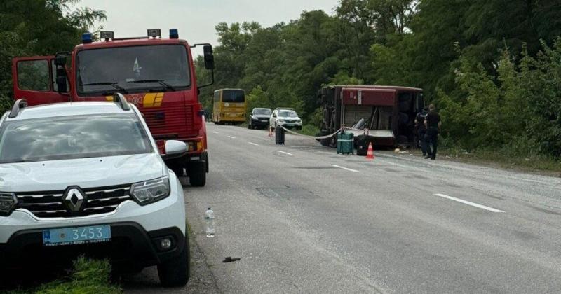 Аварія за участю пасажирського автобуса в Дніпропетровській області: одна особа загинула, 17 отримали травми. ФОТО.