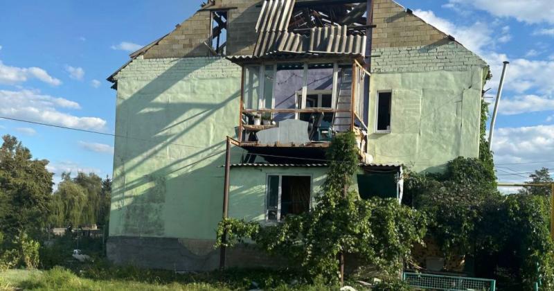 Противник завдав удару по Дніпропетровській області з використанням дронів та артилерії, внаслідок чого постраждали житлові будинки та електричні мережі. ФОТОрепортаж.