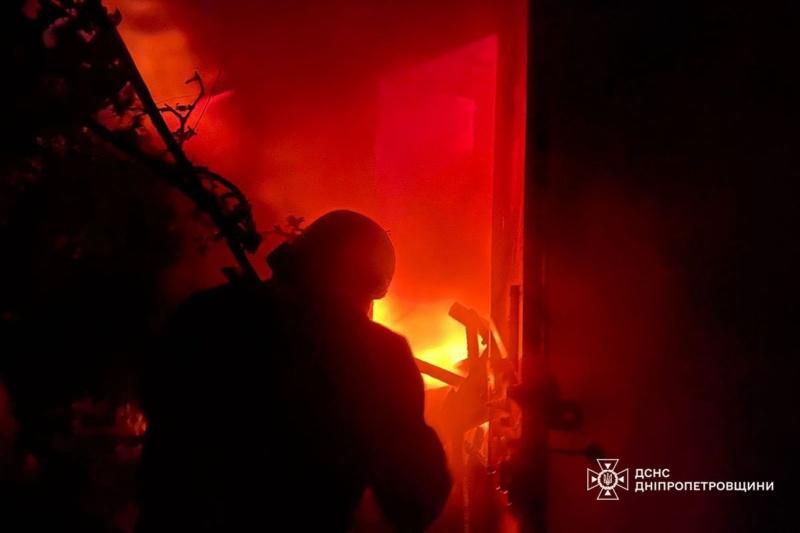 Внаслідок обстрілу ворога на Дніпропетровщині спалахнули пожежі в житлових будинках, автомобілях та господарських будівлях.