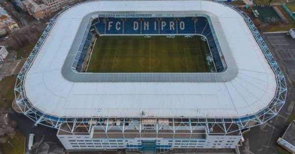 Стадіон і тренувальна база футбольного клубу Дніпро залишаються у власності ПриватБанку, і це пов'язано з відомими обставинами.