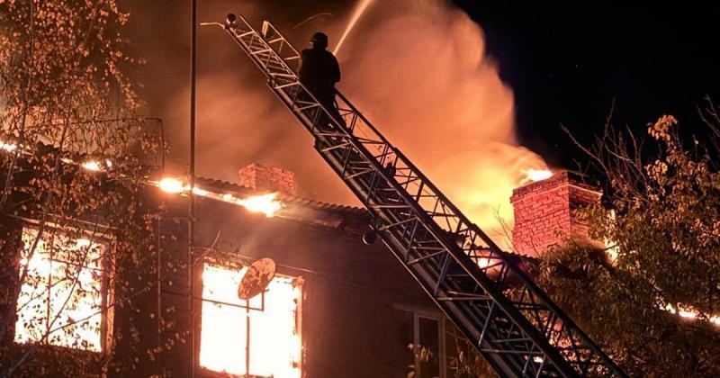 Противник здійснив напад на два райони Дніпропетровської області, внаслідок якого постраждали житлові будинки, транспортні об'єкти та освітні установи. ФОТО