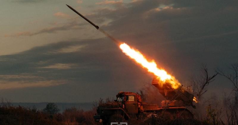 На лінії фронту відбулося 154 зіткнення. Найбільш інтенсивні бої тривають на Покровському та Олександрівському напрямках, повідомляє Генеральний штаб. МАПИ.