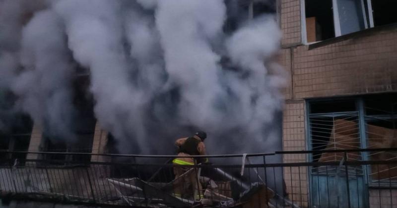 Армія Російської Федерації обстріляла три райони Дніпропетровської області: внаслідок атаки постраждав чоловік, а також були пошкоджені лінії електропередач та інші об'єкти інфраструктури. Фотозвіт.