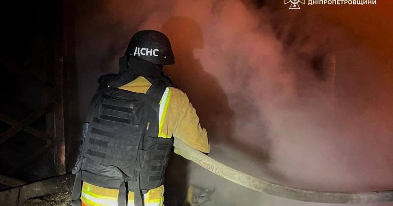 Російські війська атакували Дніпропетровську область за допомогою дронів та артилерії, внаслідок чого є постраждала особа і зафіксовані руйнування інфраструктурних об'єктів.