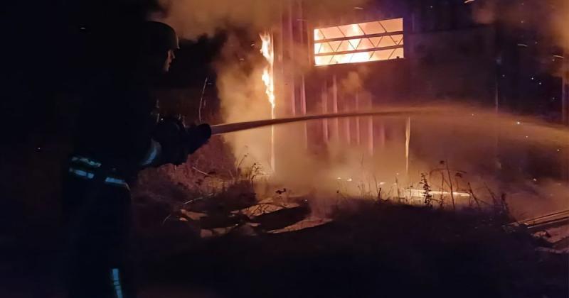 Рашисти вночі обстріляли Нікопольщину та Синельниківщину: вогонь спалахнув у житловому будинку, а також постраждало автомобіль рятувальних служб. ФОТО