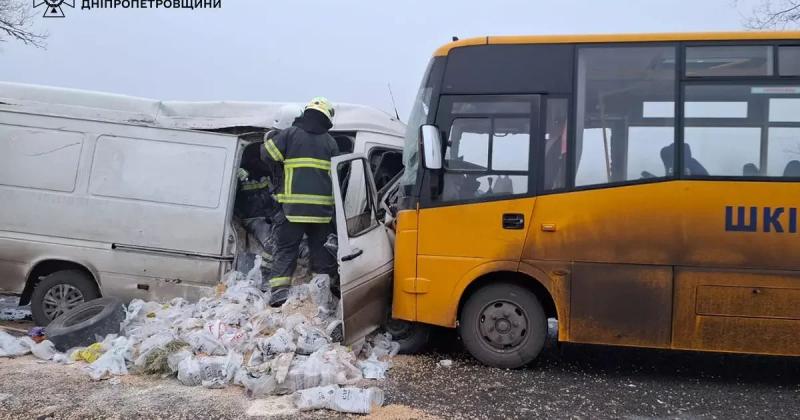 У Дніпропетровській області сталася аварія за участю шкільного автобуса, внаслідок якої загинули двоє людей, а семеро, серед яких і дитина, отримали травми. ФОТОрепортаж.
