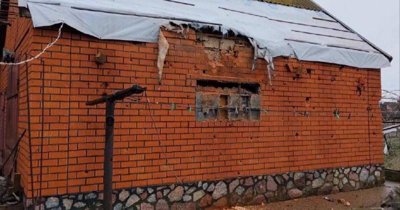 Противник здійснив близько тридцяти атак на територію Дніпропетровщини: зруйновані житлові будівлі, виникла пожежа. Фотозвіт.