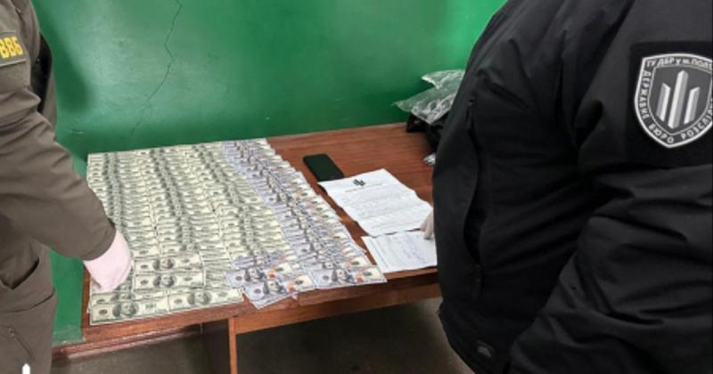 Державне бюро розслідувань затримало прикордонника з Дніпропетровської області, який сприяв чоловікам у уникненні мобілізації. Фотозвіт.