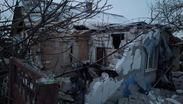 Внаслідок ворожої атаки на населений пункт у Дніпропетровській області шість осіб отримали поранення.