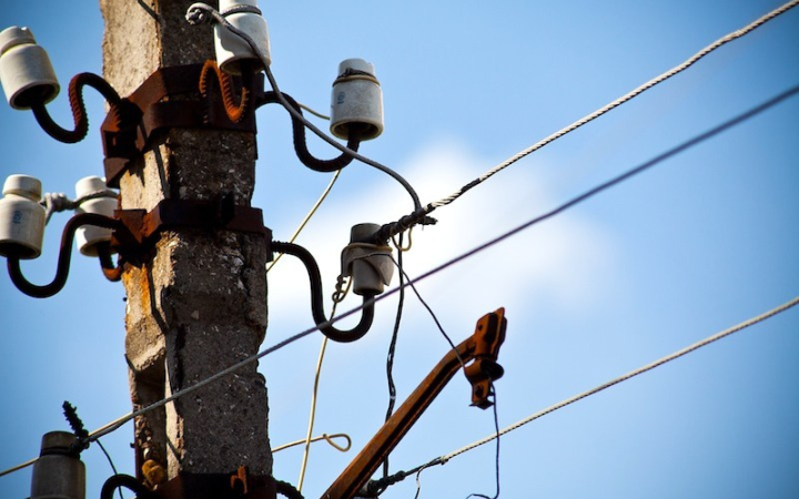 Унаслідок нічних атак чотири області залишилися без електрики, а в одній з них проблеми виникли через погодні умови.