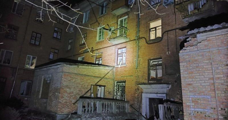 Ворог здійснив обстріл Нікополя важкою артилерією, внаслідок чого постраждали житлові будинки та газопровід. Дивіться фото звіт.