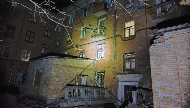 В нічний час армія Росії здійснила напад на Нікополь, внаслідок чого постраждали житлові будівлі та газопровід.