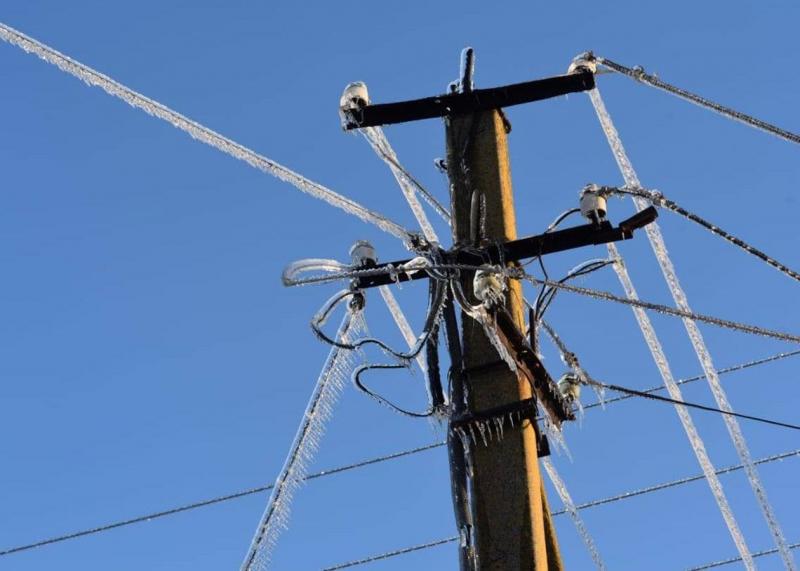 Обстріли та погодні негаразди: в Україні відбуваються великі відключення електрики.