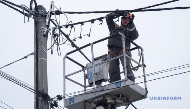 Внаслідок атаки на енергетичну інфраструктуру в чотирьох регіонах зафіксовано відключення електроенергії, повідомляє Укренерго.