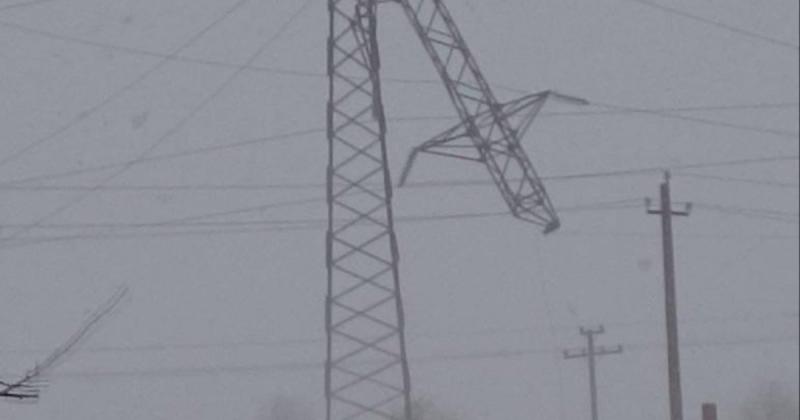 У трьох регіонах зафіксовано відключення електроенергії внаслідок ворожих атак, тоді як у семи інших причина полягає в несприятливих погодних умовах, повідомляє Міністерство енергетики.