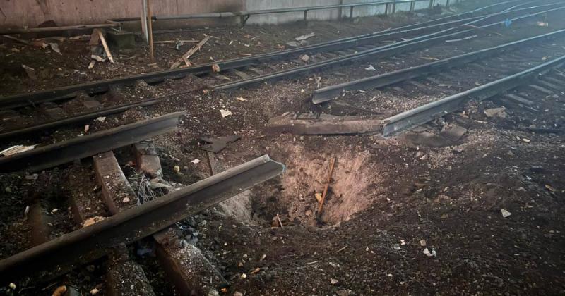 Рашисти здійснили атаки на залізничні об'єкти в Одеській та Дніпропетровській областях, внаслідок чого загорівся вагон-цистерна. ФОТО.