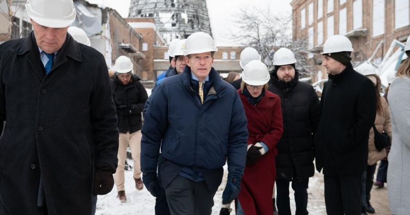 Сенатори США Блюменталь і Вайтгаус здійснили візит до теплоелектроцентралі в Києві, яка постраждала внаслідок атак з боку Росії. ФОТО