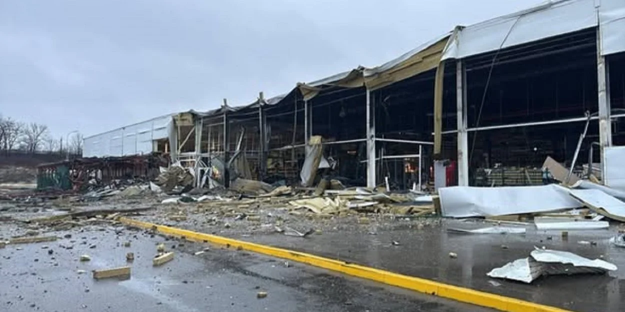 Оцінка завданих збитків продовжується. У Запоріжжі внаслідок дій Росії постраждав магазин Епіцентр.