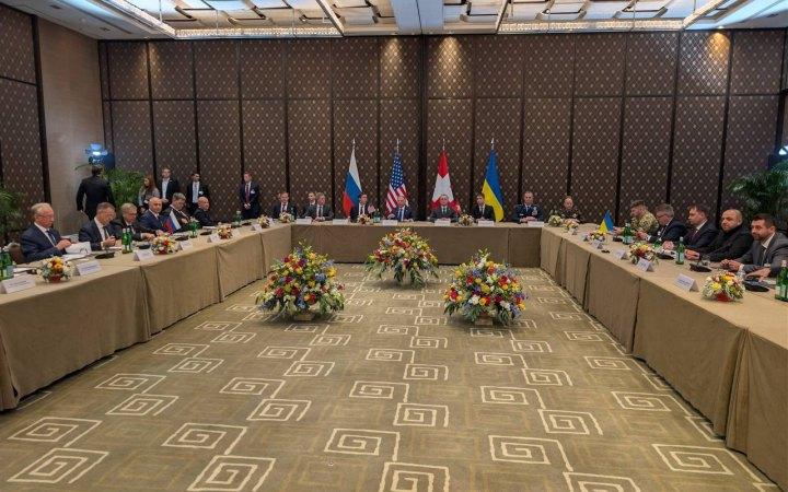 Bloomberg: Росія може припинити участь у мирних переговорах, якщо Україна не погодиться на передачу території Донбасу.