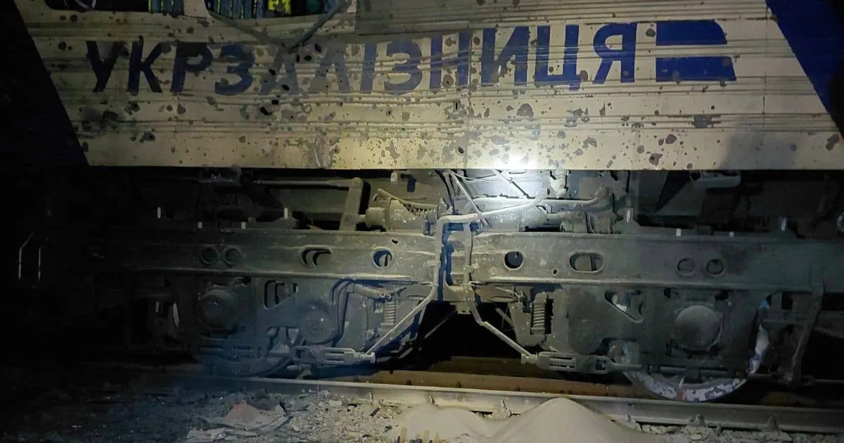 У Дніпропетровській області сталася атака безпілотників на залізничну станцію, в результаті якої постраждав машиніст. Однак, рух потягів залишився без змін.