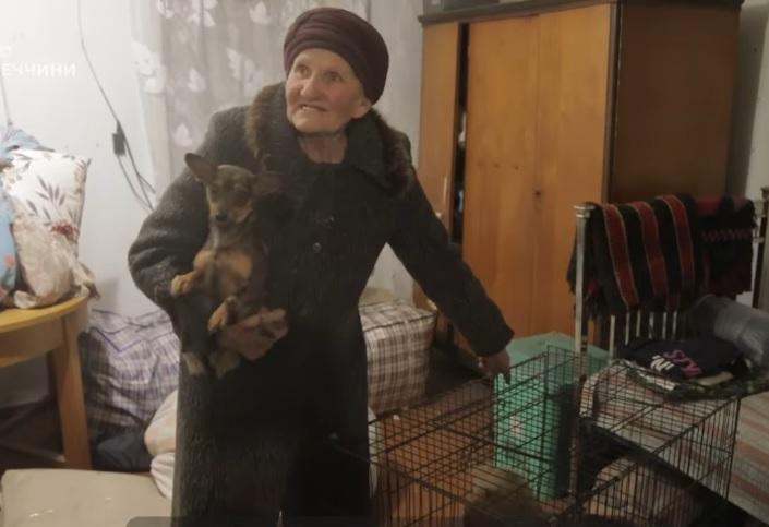 Внаслідок війни літня жінка була змушена залишити своє рідне село. 