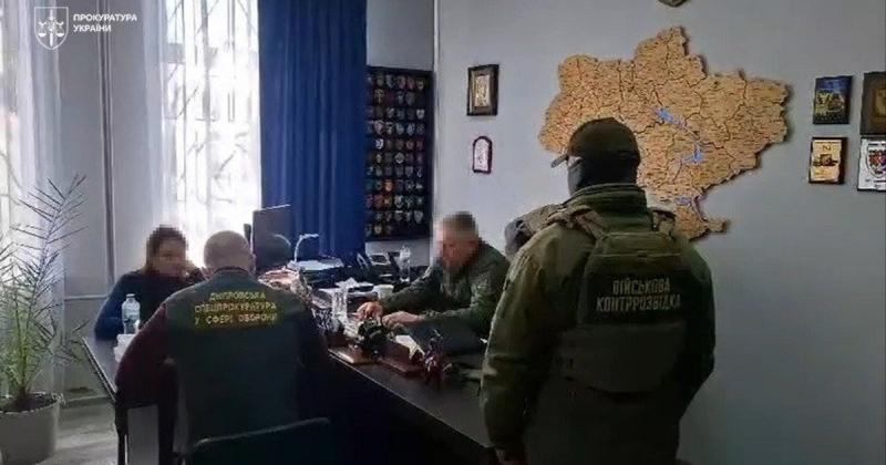 Полковника, а також ще чотирьох осіб підозрюють у розкраданні понад 14 мільйонів гривень, виділених на зміцнення оборонних споруд у Дніпропетровській області. ФОТОрепортаж.