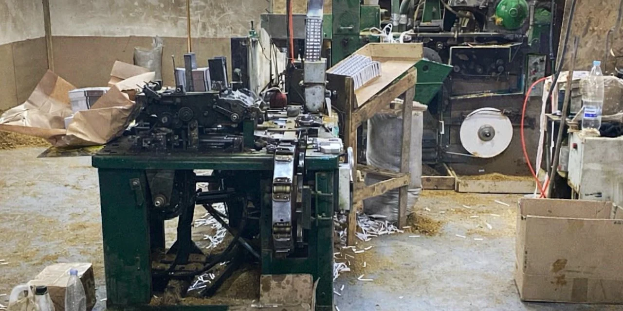 Конфіскували 300 тисяч упаковок сигарет. В Україні було закрито велику нелегальну тютюнову виробництво.