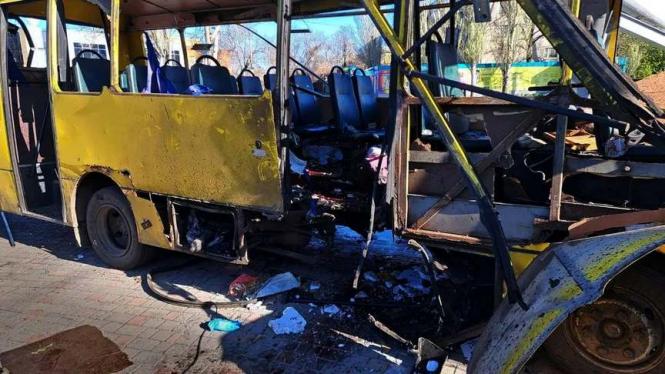 Російські війська здійснили напад на автобус з пасажирами в Нікополі: є жертви.