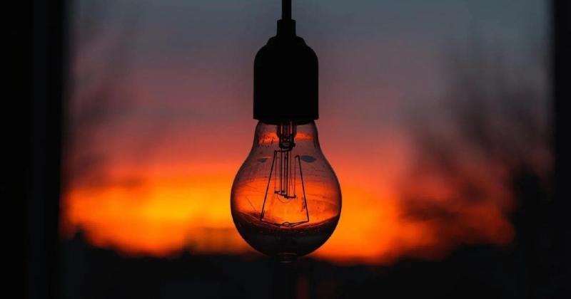 Внаслідок агресивних дій противника спостерігаються відключення електроенергії в шести регіонах, повідомляє Міністерство енергетики.