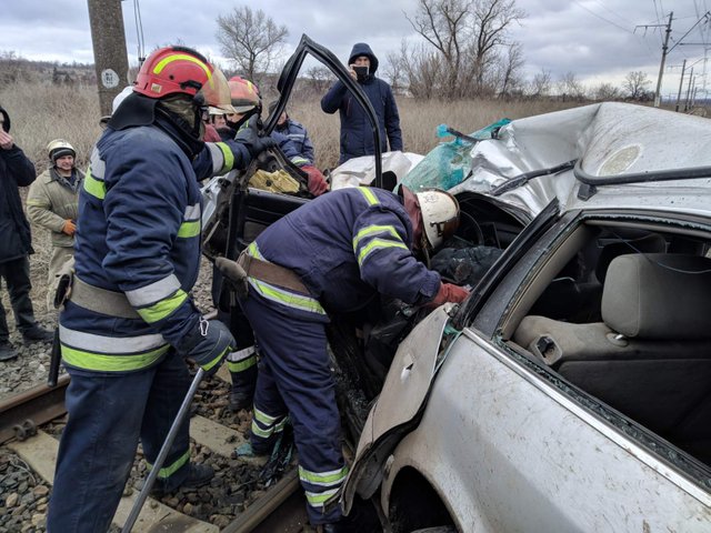 Жуткая авария на Ж/Д путях. В Донецкой области под поезд попала легковушка - фото 36402