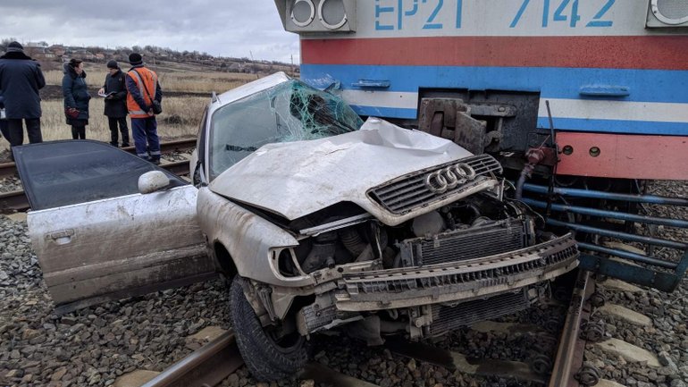 Жуткая авария на Ж/Д путях. В Донецкой области под поезд попала легковушка