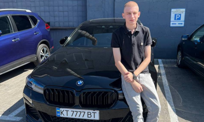 17-річний багатій Арсеній Безсонов, керуючи своїм BMW, став винуватцем трагедії, внаслідок якої загинула дитина, і зруйновані життя багатьох людей. Варто зазначити, що це не перший випадок його участі в ДТП – влітку він вже скоював наїзд.