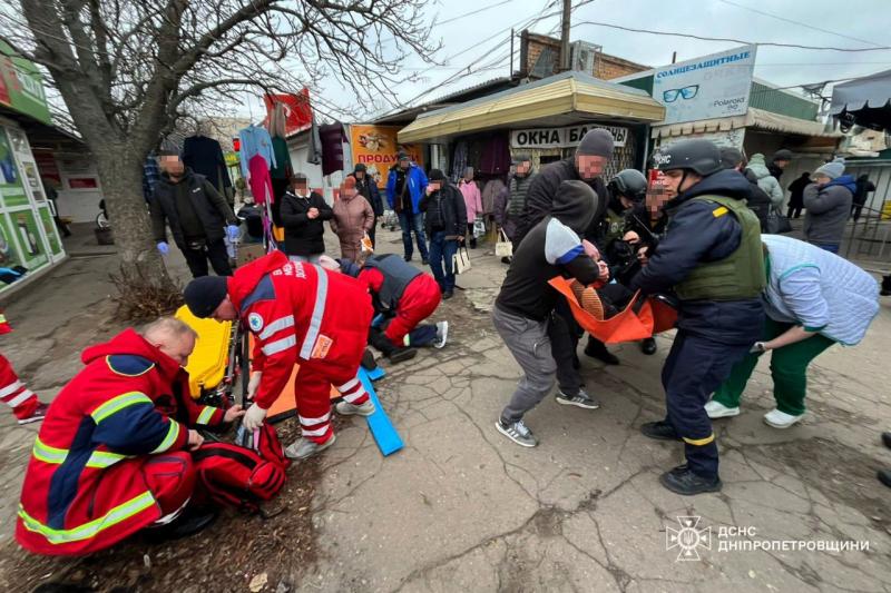 Російські війська здійснили авіаудар безпілотником по центральному ринку у Нікополі, внаслідок чого постраждали шестеро людей.