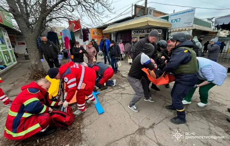 Російські війська здійснили напад на ринок у Нікополі за допомогою дрону, внаслідок чого постраждали шестеро осіб.