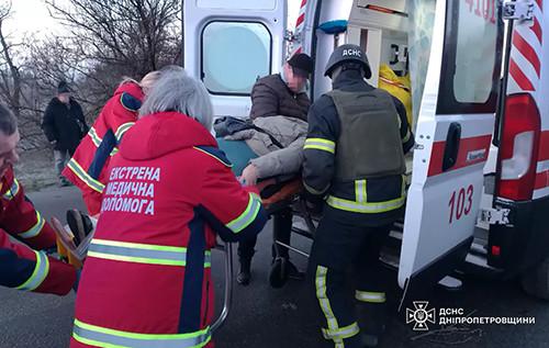 У Дніпропетровській області автобус, що перевозив людей, зіткнувся з деревом: багато постраждалих. ФОТО.