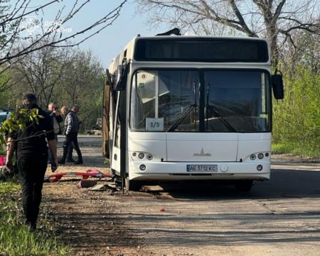 Дев'ятеро жертв і 30 постраждалих: нові відеоматеріали з місця трагедії в Марганці, де стався смертельний обстріл автобуса.