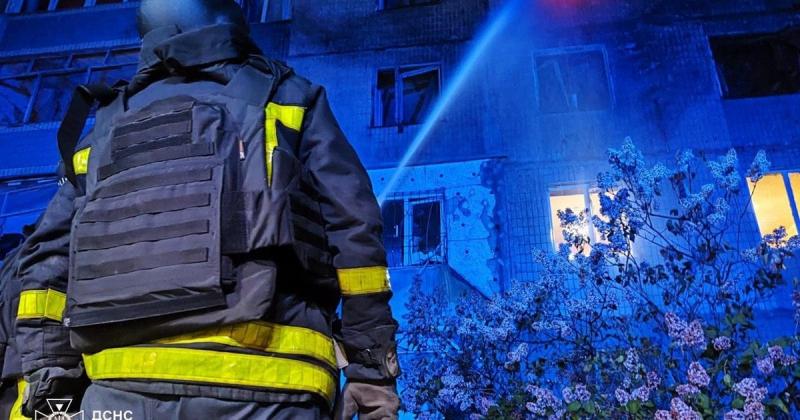 Російська атака безпілотника на житловий будинок у Кам'янському: інформація про постраждалих (фото)