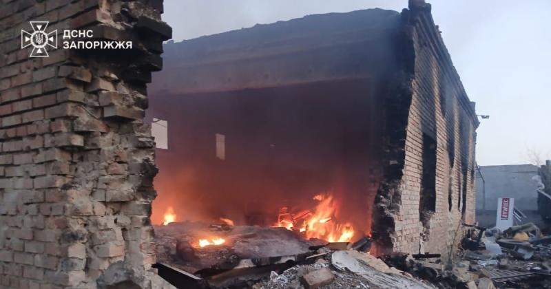 ДСНС повідомляє: у Дніпропетровській області безпілотник російського виробництва вразив житлову будівлю, внаслідок чого загинула дитина.