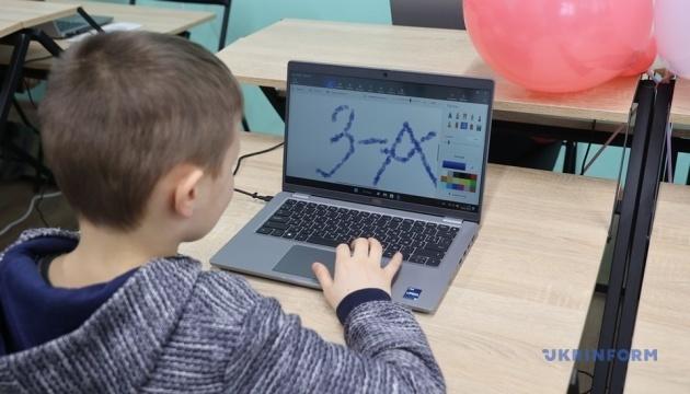 Завдяки допомозі міжнародних партнерів у Дніпропетровській області запрацювало 10 нових цифрових освітніх центрів.