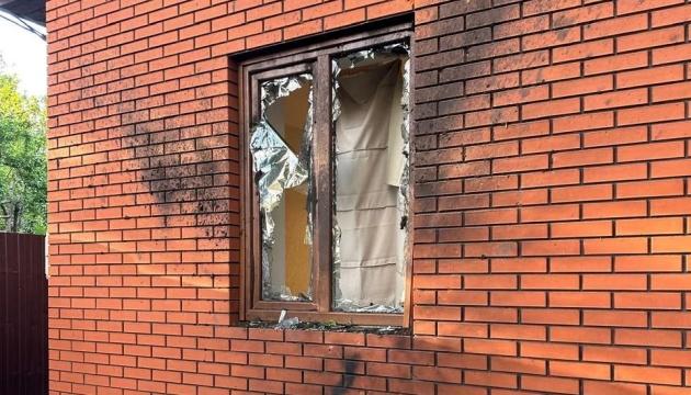 Військові сили Російської Федерації здійснили артилерійські та безпілотні атаки на Нікополь і чотири громади в Дніпропетровській області, внаслідок чого один чоловік отримав поранення.