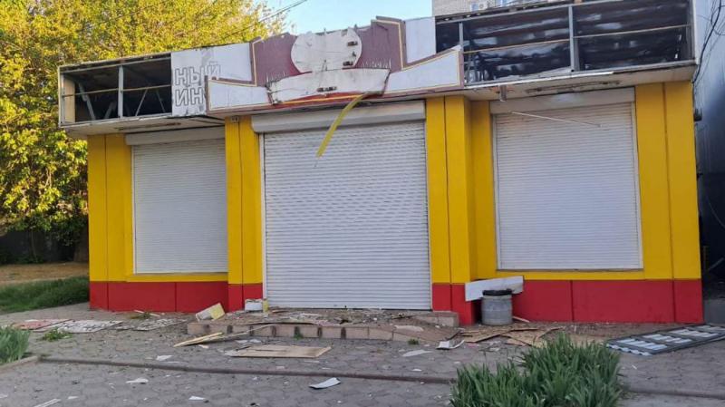 Російські війська здійснили напад на Нікополь, внаслідок чого постраждали магазини, спортивний клуб та два житлові будинки.