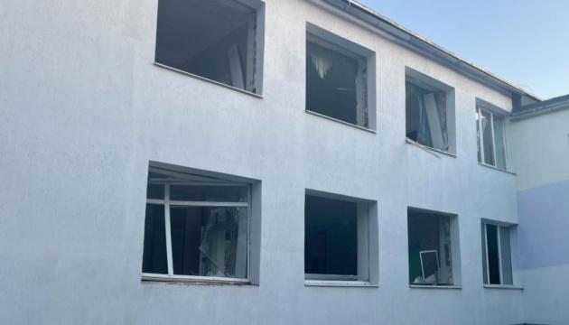 Противник завдав удару по Нікополю та Марганецькій громаді, внаслідок чого постраждали підприємства, дитячий садок, навчальний заклад та храм.