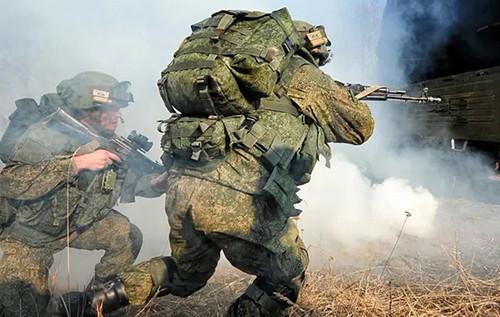Противник активізує свої дії, здійснюючи атаки з 7-10 різних напрямків одночасно, - повідомляє військовий експерт.
