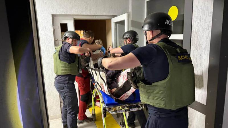 У Дніпропетровській області сталася атака, внаслідок якої постраждали медичний заклад, торговельний пункт, а також електричні лінії. Троє осіб отримали травми.