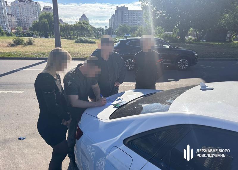 У Дніпропетровській області співробітниця правоохоронних органів стерла інформацію про сотні осіб, які ухиляються від обов'язкової військової служби.
