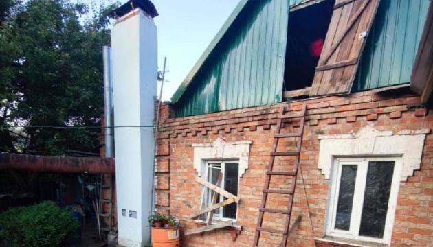 Російські сили здійснили напад на громади Дніпропетровської області, використовуючи КАБи, артилерійські системи та безпілотники, внаслідок чого є жертви.
