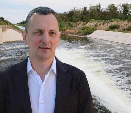 Згідно з розслідуванням, на будівництво водогону до рідної землі Президента з державного бюджету витратили на понад 3 мільярди гривень більше, що становить приблизно 39% переплати.